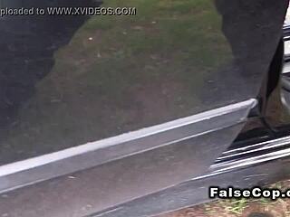 टैटू वाली बेब पुलिस कार में सार्वजनिक रूप से चोदती है Nu-Bay.com पर