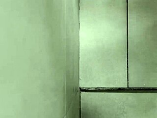 i'm a latina bodybuilder masturbating dirty in the gym bathroom for the first time