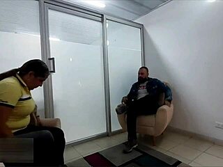 Llego a un trato con la directora del colegio de mi hijastro ayudandola con una rica cojida y quitandole las ganas de verga - porno en español