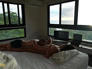 Women experience orgasm from pussy eating