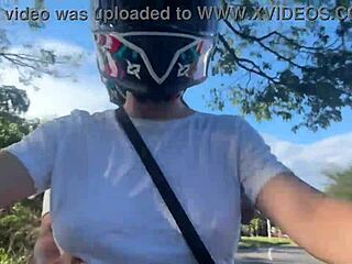 Picked up a Didi client without bra, he spotted my big tits.