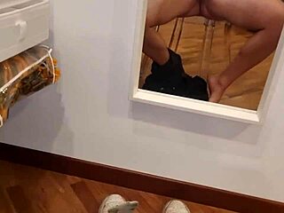 sborrata e gemiti sexy e perverso con pisciata e giubbotto di pelle