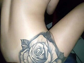 coloquei minha namorada para chupar o pau dos desconhecidos enquanto eu podia ela no gloryhole