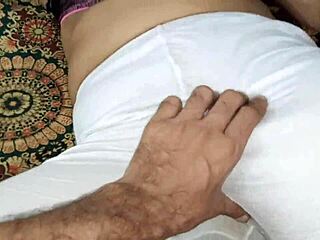 Indian Muslim College Girlfriend Gives Sexy Handjob to Desi Boyfriend