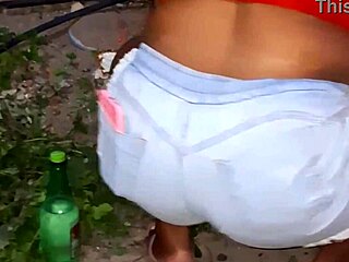 vizinha da bunda grande limpando o quintal, mostrando tudo.