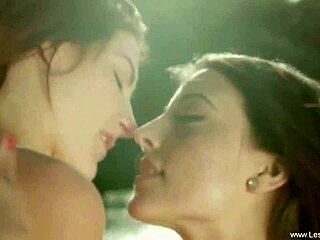 i'm loving these lesbians kissing again