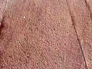 sigo y le levanto la falda a mujer en la calle