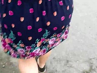 sigo y le levanto la falda a mujer en la calle