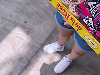 Pequeña vendedora ambulante termina en un hotel con un desconocido cámara oculta