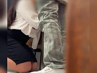 Una Maestra Y Su Alumno En El Salón De Clases Lo Manda A Llamar Al Salón Y Los Graban Detrás De La Puerta Maestra Mexicana Madura Sexo Público Video Casero
