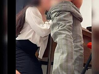 Una Maestra Y Su Alumno En El Salón De Clases Lo Manda A Llamar Al Salón Y Los Graban Detrás De La Puerta Maestra Mexicana Madura Sexo Público Video Casero