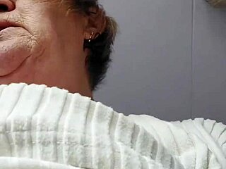 i feel so turned on by that hairy beaver pissing