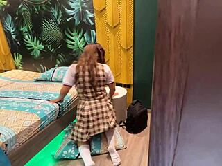 Padrastro pervertido mira a hijastra masturbandose y no aguanta meterle la verga en el culo.