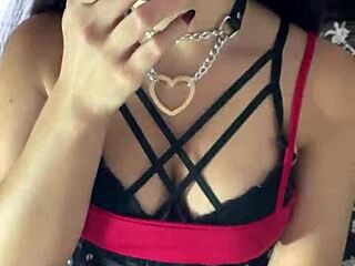 Minha diabinha submissa debora prado fumando e masturbando meu pau gostoso antes de fazer um boquete guloso