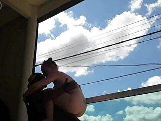 deixando a buceta bem aberta na varanda