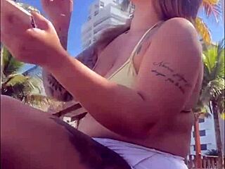 Estou na praia com tesao vou ficar me exibindo aqui pra macho