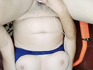 Que sabroso se siente bien profundo este enorme pollon y mira como sale mi leche a chorros