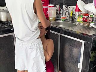 Me follo a mi cuñada en la cocina y me corro dentro de su coño