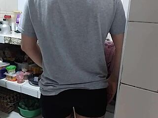 encontré a la sucia de mi madrastra provocándome en la cocina cuando su esposo descansaba