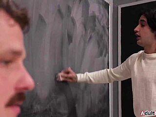 पेटाइट स्लट को डिटेंशन में डीपी गैंगबैंग