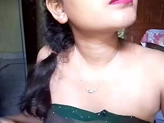 indian hot bhabhi ne chut me fingering karke pani nikala 😍