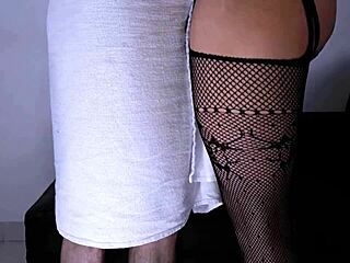 Esta colegiala cabalga sin parar hasta acabar en su coño estrecho 😏