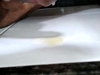 gozando na escada sozinho com um grande gozo