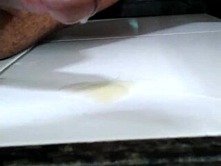 gozando na escada sozinho com um grande gozo