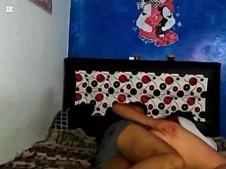 mi hermanastra se acuesta en la cama mostrando tangas, ese culito tan rico