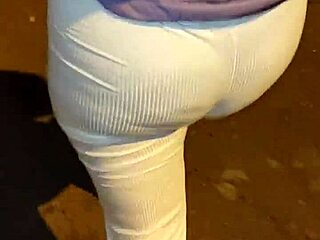 uh acosando essa madura venezolana culona nas ruas de lima com hilo rojo parte 2...