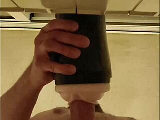 follando mi fleshlight con este monstruo hasta que tiemblo en orgasmo salvaje