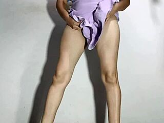 Watch This Sexy Teen Shake Her Juicy Ass Solo Dance Tease!