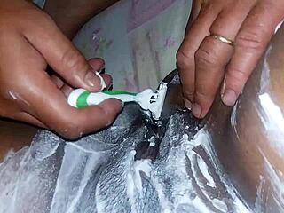 mmm raspando essa buceta carnuda da puta antes de foder gostoso no webcam 😍💦