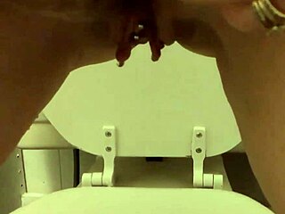 My pretty pierced pussy peeing in the bathroom like a goddess 💦🚽