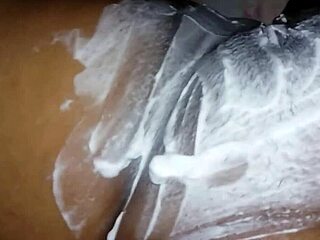 mmm raspando essa buceta carnuda da puta antes de foder gostoso no webcam 😍💦