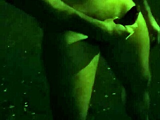 i'm an exibicionist gay guy with handsome beard, cummin on feet outdoors