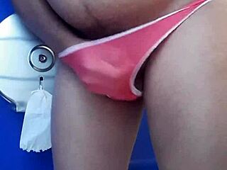 I masturbate with my cousin's thong 😏