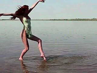 blonde delphine is masturbating solo 😘