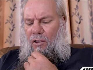 old woman gives a treat to the hot young girl, get strong erections at www.abreai.saudesexual