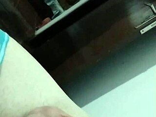 minha madrasta entrou no quarto e me pegou batendo uma punheta e terminou o servi�o