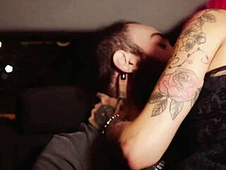 Qween e Pocahontas decidem aliviar o tesão esfregando as bucetinhas após fofocar sobre o boy