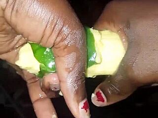 Plantain Versus Poivron - Mature Woman Gets Wet And Cums
