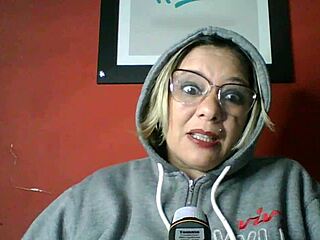 Mistaken sister-in-law and mother-in-law chat with Lola