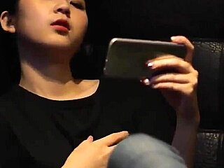 em gái dễ thương xem sex rồi thủ dâm bị anh trai bắt gặp