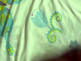 Mi Hermanastra Llega de Fiesta y Aprovecho Pa’ Entrar a Su Cuarto... Nadie Se Da Cuenta, Me Masturbo y Le Meto Mi Leche con Dedos en Coñito y Culo!