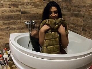 Heyy, watch milfycalla play with pee in bathtub wearing fur coat! 🛁