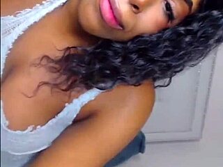 Ebony babe, loving how you play with that toy on cam!