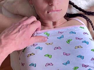 सौतेला भाई मुझे मस्तरबेट कर रहा पकड़ा और मुझे हार्ड ड्रिल किया