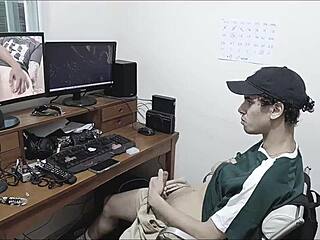 Quem nunca bateu uma vendo vídeo e se imaginou fudendo o ator pornô completo no red