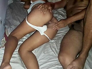 mi padrastro irrumpe para darme duro por detras